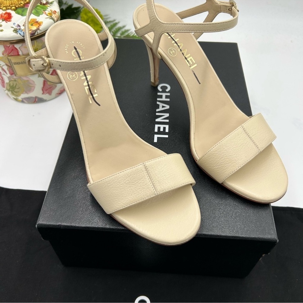 Women’s Chanel ivory leather stray sandals size 38.5 made in Italy - Picture 3 of 14